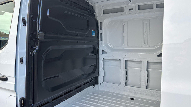 Renault Master Mwb Diesel Fwd MM35 Blue dCi 130 Advance Medium Roof Van